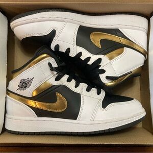 AIR JORDAN 1 MID GS / SIZE 4.5Y